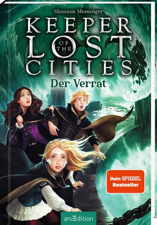 Das Buchcover zeigt drei junge Protagonisten in einem magischen, stimmungsvollen Hintergrund. Die Farben sind in tiefen Grün- und Blautönen gehalten, die eine geheimnisvolle Atmosphäre vermitteln. Der Titel „KEEPER OF THE LOST CITIES“ ist in großen, weißen Buchstaben oben platziert, während der Untertitel „Der Verrat“ in einer eleganten Schrift darunter steht. Rechts oben befindet sich der Button „Dein SPIEGEL Bestseller“. Ganz unten mittig steht der Logoschriftzug von...