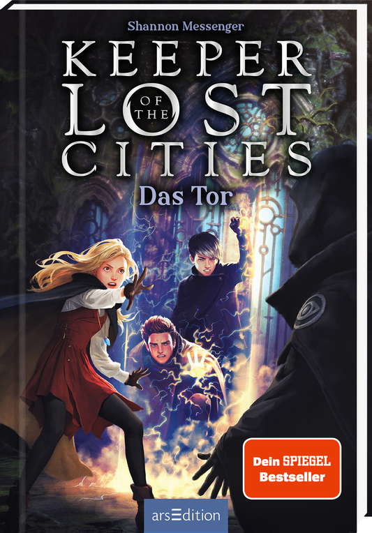 Das Buchcover von „Keeper of the Lost Cities: Das Tor“ zeigt eine dramatische Szene mit mehreren Charakteren in einem mystischen Wald. Im Vordergrund steht ein Mädchen mit blonden Haaren in rot-schwarzer Kleidung, umgeben von zwei Jungen und einem weiteren jungen Wesen, die entschlossen wirken. Der Hintergrund ist in sanften Blautönen gehalten, mit lila und grünen Lichtakzenten. Der Titel ist prominent in großen, weißen Buchstaben platziert. Ganz unten mittig steht der Logoschriftzug...