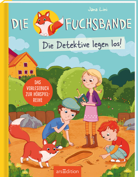 Auf dem Buchcover von „Die Fuchsbanden – Die Detektive legen los!“ von Jana Lini sehen wir eine freundliche Szene im Freien mit einem roten Fuchs, der im Vordergrund sitzt. Zwei Kinder, ein Junge in blauer Kleidung und ein Mädchen mit blonden Haaren in einem bunten Kleid, stehen interessiert bei einer Spur im Boden. Im Hintergrund sind ein gelbes Haus und grüne Bäume zu sehen. Der Titel ist in großen, verspielten Buchstaben in hellblau gehalten, während der Hinweis „Das Vorlesebuch...