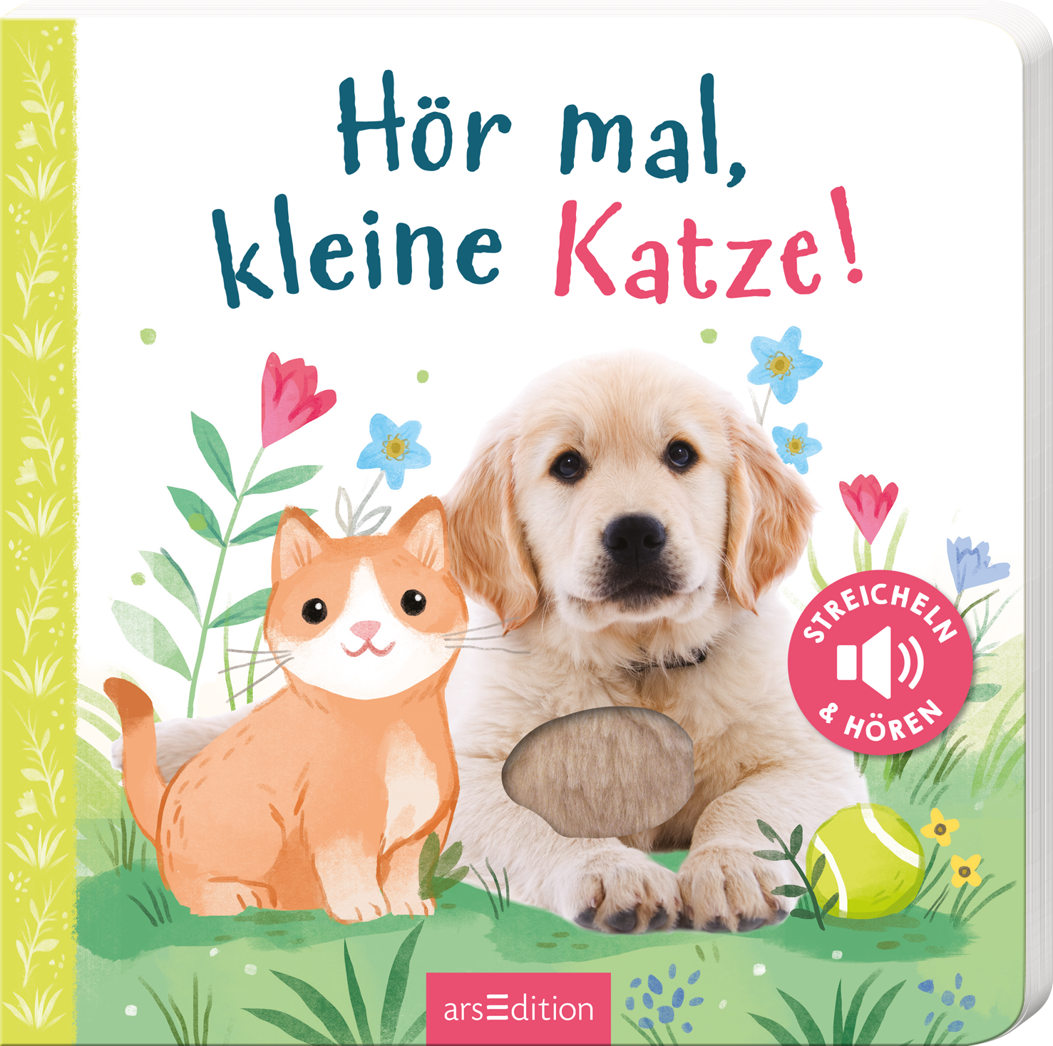 Auf dem Buchcover sind ein niedlicher golden Retriever und eine orange-weiße Katze abgebildet, umgeben von bunten Blumen und frischen grünen Pflanzen. Der Titel „Hör mal, kleine Katze!“ ist in verspielter, bunter Schrift im oberen Bereich angeordnet. Rechts unten befindet sich ein roter Button mit der Aufschrift „STREICHELN &amp; HÖREN“. Das Cover strahlt eine freundliche, einladende Atmosphäre aus. Ganz unten mittig steht der Logoschriftzug von arsEdition.