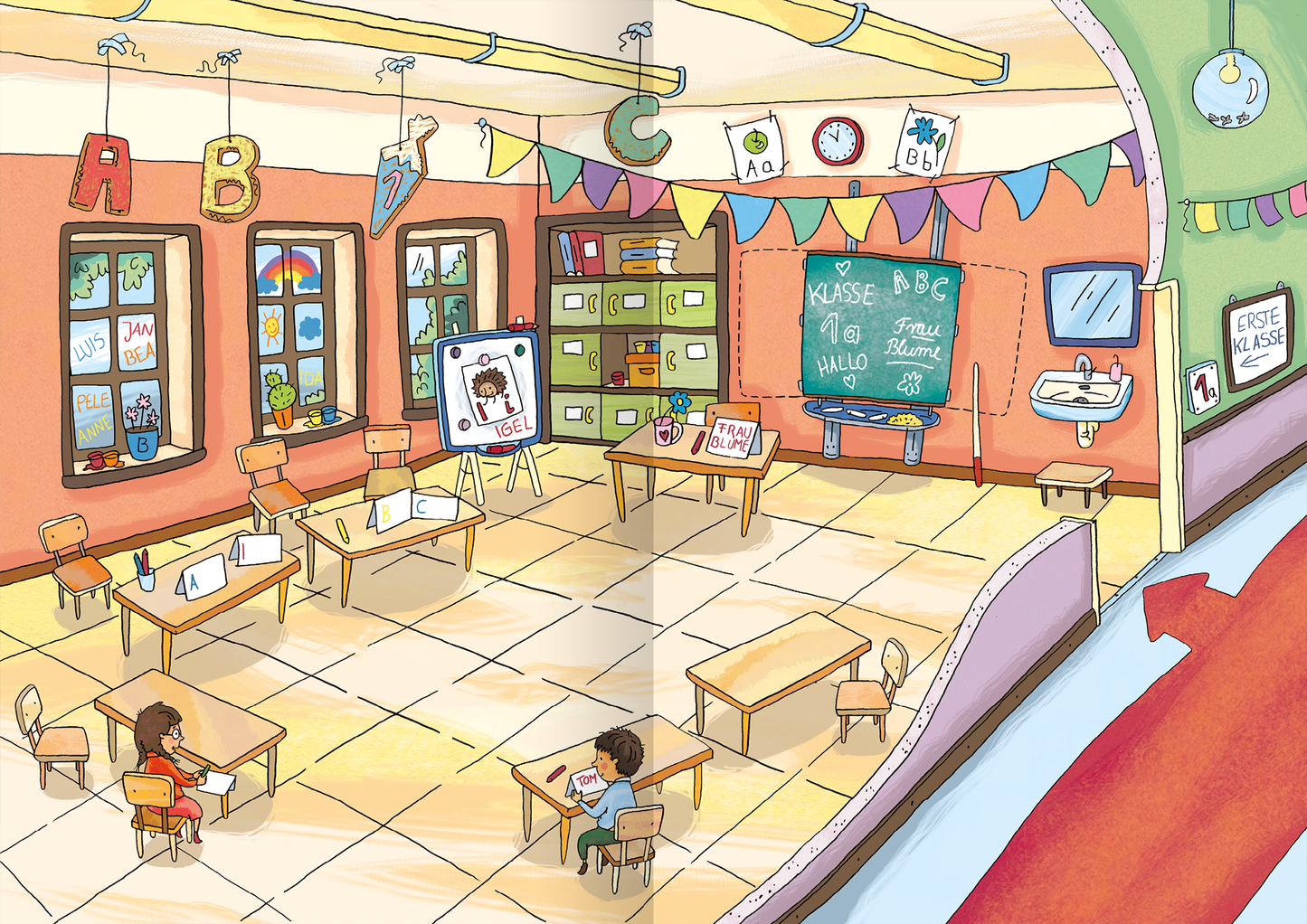 Gezeigt wird eine Innenansicht von „Mein Stickerheft – Schule“. Der Raum zeigt eine freundliche Schulklasse mit bunten Wänden in Orange und Grün. Bunte Girlanden hängen entlang der Decke. Auf einem Tisch stehen Zeichenutensilien, und zwei Kinder sitzen an Tischen und arbeiten. An der Wand befindet sich eine Tafel mit der Aufschrift „KLASSE ABC“ und „Hallo Frau Blum“. Große Fenster lassen viel Licht in den Raum. Die Schrift ist klar und lesbar.