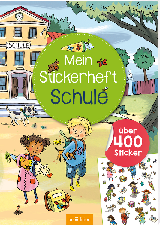Das Buchcover zeigt eine bunte, freundliche Schulszene. Im Vordergrund spielen Kinder, eines in blauer Kleidung mit einer gelben Mütze. Im Hintergrund steht ein rot-gelbes Schulgebäude mit der Aufschrift „SCHULE“. Der Titel „Mein Stickerheft Schule“ ist in einer großen, grün umrandeten Schrift platziert. Unten rechts befindet sich ein roter Kreis mit dem Text „über 400 Sticker“. Ganz unten mittig steht der Logoschriftzug von arsEdition.