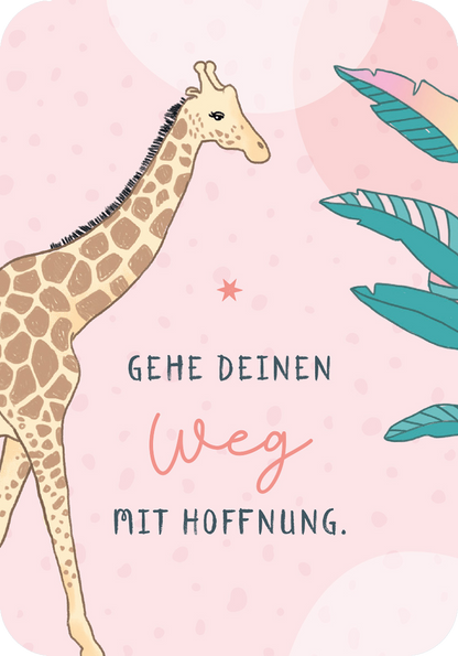 Gezeigt wird eine Innen- oder Zusatzansicht von „Segenswünsche zur Erstkommunion“. Die Illustration zeigt eine Giraffe auf einem rosa Hintergrund mit bunten Blättern. Der Text „GEHE DEINEN WEG MIT HOFFNUNG.“ ist in verschiedenen Schriftarten gestaltet. Die Hauptbotschaft wird in einer verspielten, handgeschriebenen Schrift hervorgehoben, während der Rest in klarer Druckschrift erscheint. Die sanften Farben und das liebevolle Design unterstreichen den feierlichen Anlass.