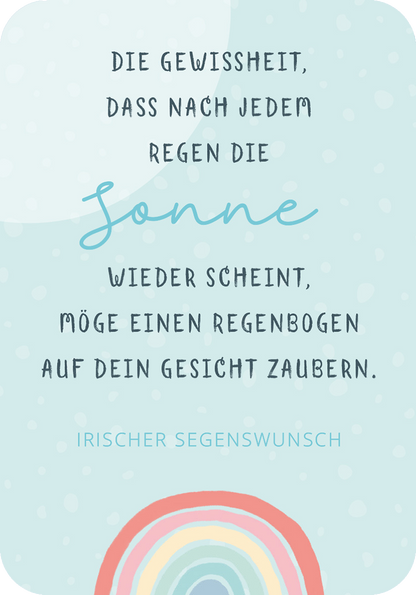 Gezeigt wird eine Innen- oder Zusatzansicht von „Segenswünsche zur Erstkommunion“. Die Abbildung zeigt einen hellblauen Hintergrund mit sanften, kreisförmigen Elementen in unterschiedlichen Größen. Der Text ist in einer Mischung aus geschwungener und gerader Schrift gestaltet. Die zentrale Botschaft lautet, dass nach Regen die Sonne wieder scheint und einen Regenbogen zaubert. Unten steht deutlich „Irischer Segenswunsch“ in einer schlichten, serifenlosen Schrift. Ein stilisierter...