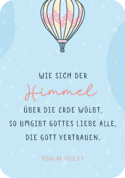 Gezeigt wird eine Innen- oder Zusatzansicht von „Segenswünsche zur Erstkommunion“. Die Illustration zeigt eine sanfte, himmelblaue Hintergrundfarbe mit weißen, runden Akzenten. Ein Luftballon in Pastellfarben schwebt oben, während der zentrale Text in einer Mischung aus geschwungener, roter Schrift und klarer, schwarze Schrift verfasst ist. Der Text vermittelt eine Botschaft über die Liebe Gottes, unterstützt durch den Verweis auf Psalm 103,11, der am unteren Rand der Ansicht zu finden...