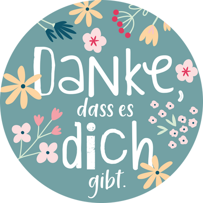 Gezeigt wird eine Innen- oder Zusatzansicht von „Beste Mama von allen“. Der Hintergrund ist in einem sanften, gedeckten Blau gehalten. In der Mitte steht der Text „Danke, dass es dich gibt.“ in unterschiedlichen Schriftgrößen und -stilen, vor allem in Weiß und sanften Pastelltönen. Rund um den Text sind florale Elemente, wie verschiedene Arten von Blumen in Gelb, Rosa, und Weiß angeordnet, die dem Design eine fröhliche und einladende Note verleihen.