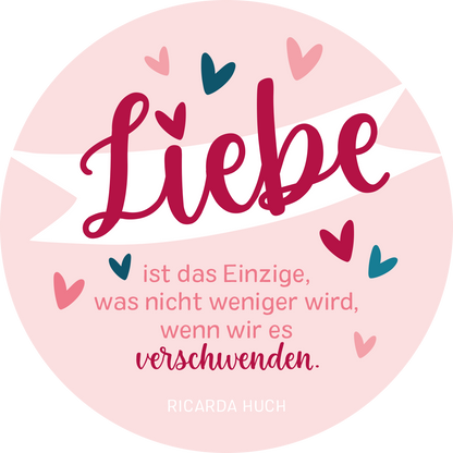 Gezeigt wird eine Innen- oder Zusatzansicht von „Beste Mama von allen“. Im Zentrum steht das Wort „Liebe“ in geschwungener, kräftiger roter Schrift. Darunter folgt der Satz „ist das Einzige, was nicht weniger wird, wenn wir es verschwenden.“ in einer klaren, gut lesbaren grauen Typografie. Der Hintergrund ist in sanften Rosa-Tönen gehalten und wird von kleinen, bunten Herzen in Pink, Blau und Türkis umrahmt, die dem Design eine freundliche und liebevolle Atmosphäre verleihen.