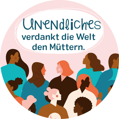 Gezeigt wird eine Innen- oder Zusatzansicht von „Beste Mama von allen“. Die Abbildung zeigt diverse Frauen in verschiedenen Hauttönen und Haarfarben, die sich um einen zentralen Schriftzug gruppieren. Der Text „UNENDLICHES verdankt die Welt den Müttern“ ist in einer verspielten Schriftart inblau auf hellem Hintergrund gestaltet. Umgeben ist der Schriftzug von einem rosa Kreis, der die Darstellung harmonisch abgrenzt und die Bedeutung der Mütterlichkeit hervorhebt.