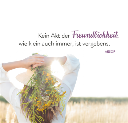 Gezeigt wird eine Innen- oder Zusatzansicht von „365 Wege, dir alles Gute zu wünschen“. Der Hintergrund ist hell und sanft, während eine Frau mit geflochtenem Blumenkranz dem Betrachter den Rücken zuwendet. Der zentrale, in geschwungener, lila Schrift dargestellte Text lautet: „Kein Akt der Freundlichkeit, wie klein auch immer, ist vergeben.“ Darunter steht in schlichter Schrift „AESOP“. Die Farben vermitteln eine ruhige und einladende Atmosphäre.