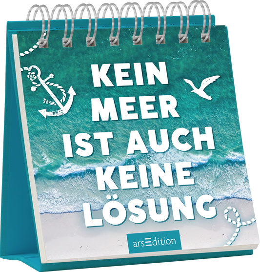 Das Buchcover zeigt eine frischtürkise Farbgebung, die an das Meer erinnert. Mehrere weiße Elemente wie ein Anker und eine Möwe fügen sich harmonisch in das Design ein. Der Titel „KEIN MEER IST AUCH KEINE LÖSUNG“ ist in großen, weißen Buchstaben prominent platziert. Die Typografie wirkt modern und einladend. Ganz unten mittig steht der Logoschriftzug von arsEdition.