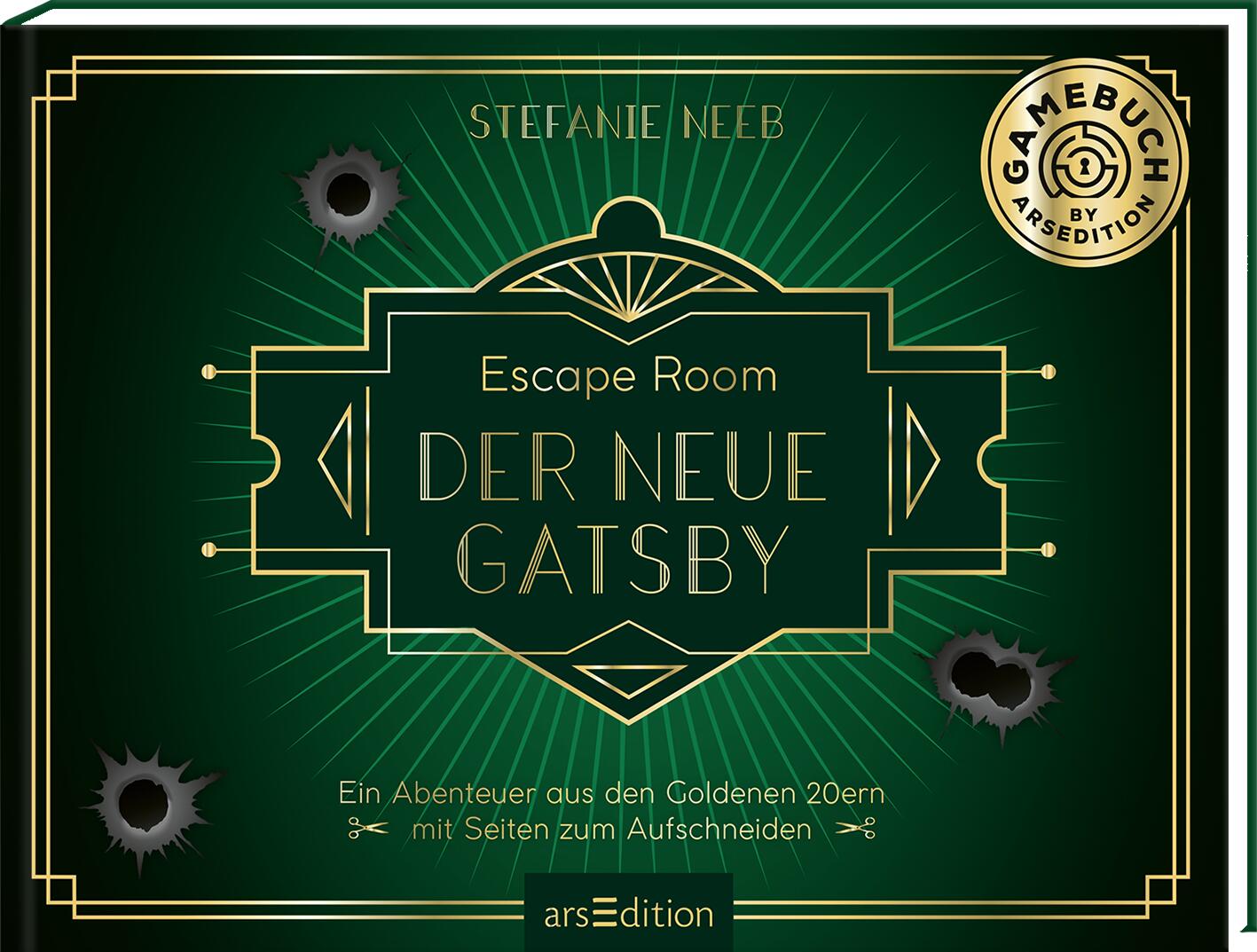 Cover des Buches 'Escape Room – Der neue Gatsby' von Stefanie Neeb, gestaltet in einem Art-déco-Stil mit goldenem Rahmen und Schrift auf grünem Hintergrund. Im Design sind Einschusslöcher und strahlenförmige Linien zu sehen. Oben rechts befindet sich ein goldener Sticker mit der Aufschrift 'Gamebuch by arsEdition'. Unten steht der Text: 'Ein Abenteuer aus den Goldenen 20ern mit Seiten zum Aufschneiden.' Das Logo des Verlags arsEdition ist am unteren Rand platziert.