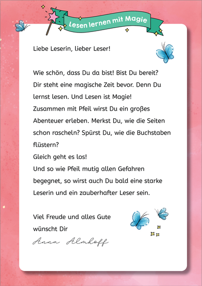 Gezeigt wird eine Innen- oder Zusatzansicht von „Magische Häschen“. Der Hintergrund ist in sanften Rosa-Tönen gehalten, während am oberen Rand ein grünes Banner mit der Aufschrift „Lesen lernen mit Magie“ prangt. Die Schrift ist klar und kindgerecht, die wichtigsten Passagen heben sich durch eine größere Schriftgröße hervor. Um das Textfeld schwirren zarte, blaue Schmetterlinge, die den Spielraum bereichern und eine freundliche, einladende Atmosphäre schaffen.