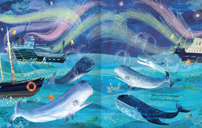 Gezeigt wird eine Innen- oder Zusatzansicht von „Das Nordlichtwunder“. Die Illustration zeigt eine zauberhafte Unterwasserwelt, dominiert von kräftigen Blau- und Grüntönen. Schwimmende Wale und ein altes Schiff sind zentrale Elemente, umgeben von sanften Wellen und leuchtenden Blasen. Der Himmel ist mit einem faszinierenden Nordlicht in sanften Gelb- und Grüntönen verziert. Die Typografie ist verspielt und harmoniert farblich mit den Illustrationen, wodurch eine träumerische...