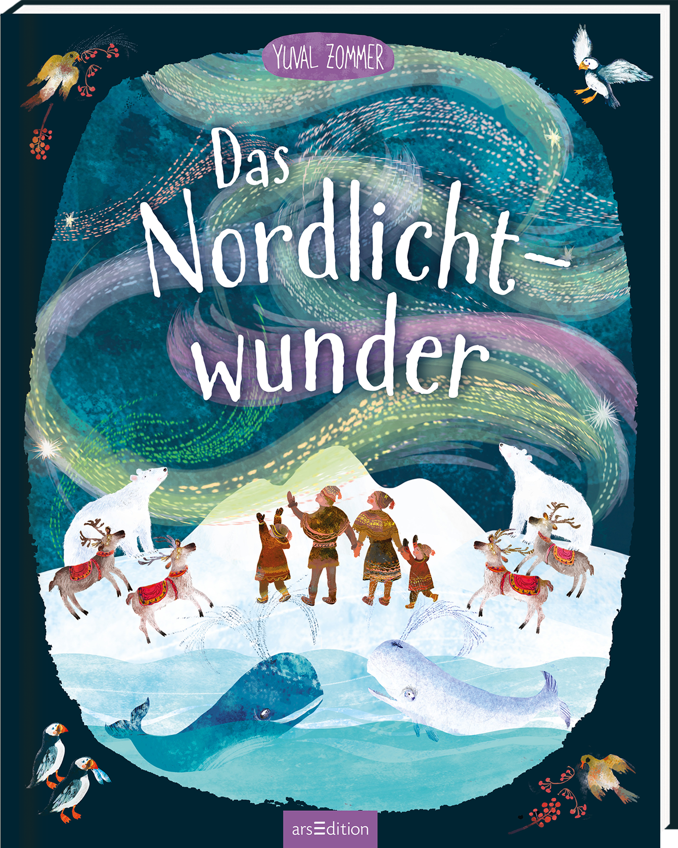 Das Buchcover zeigt eine farbenfrohe, fantasievolle Illustration. Über einer schneebedeckten Landschaft leuchten die bunten Wellen des Polarlichts in Grün, Blau und Lila. In der Mitte stehen vier fröhliche Figuren in winterlicher Kleidung, umgeben von Tieren wie Rentieren, einer weißen Eule und einem Wal. Der Titel „Das Nordlichtwunder“ ist in verspielter, weißer Schrift gestaltet. Oben steht der Name des Autors, Yuval Zommer. Ganz unten mittig steht der Logoschriftzug von arsEdition.