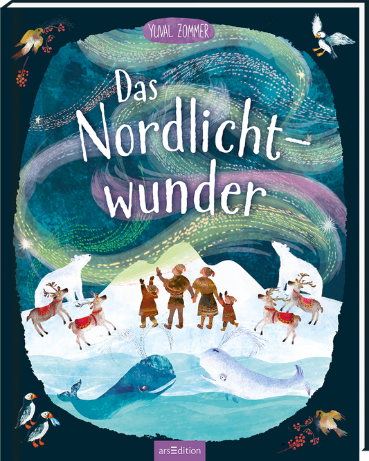 Das Buchcover zeigt eine farbenfrohe, fantasievolle Illustration. Über einer schneebedeckten Landschaft leuchten die bunten Wellen des Polarlichts in Grün, Blau und Lila. In der Mitte stehen vier fröhliche Figuren in winterlicher Kleidung, umgeben von Tieren wie Rentieren, einer weißen Eule und einem Wal. Der Titel „Das Nordlichtwunder“ ist in verspielter, weißer Schrift gestaltet. Oben steht der Name des Autors, Yuval Zommer. Ganz unten mittig steht der Logoschriftzug von arsEdition.