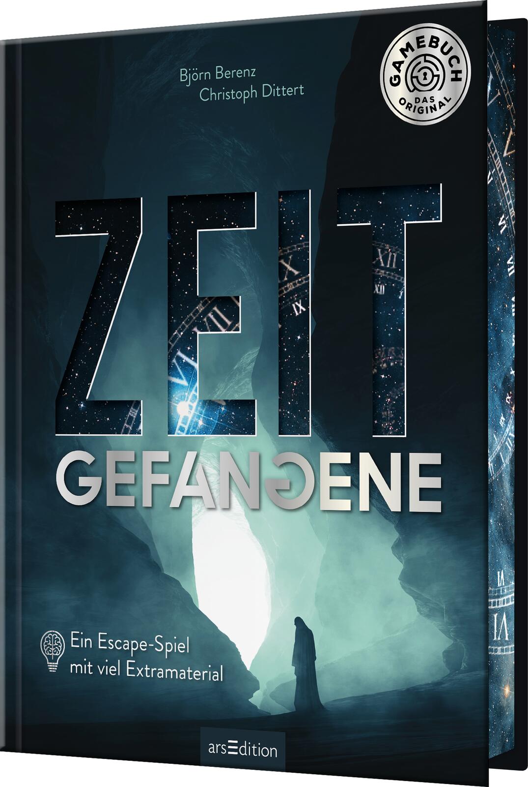 Buchcover des Escape-Spiels 'Zeitgefangene' von Björn Berenz und Christoph Dittert. Im Hintergrund eine mystische Höhlenlandschaft mit einem hellen Lichtstrahl, der durch eine Öffnung scheint. Der Titel 'ZEIT' ist groß und dunkelblau dargestellt. Darunter in hellen Buchstaben das Wort 'GEFANGENE'. Oben rechts das Siegel 'Gamebuch – Das Original'. Unten der Hinweis: 'Ein Escape-Spiel mit viel Extramaterial'. Unten mittig ist das Logo von arsEdition zu sehen.