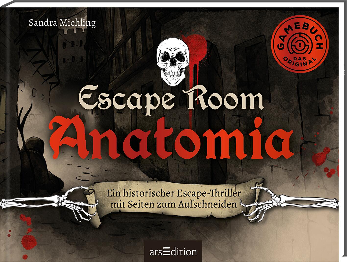 Buchcover des Titels 'Escape Room Anatomia' von Sandra Miehling, gestaltet in düsterem, mittelalterlichem Stil. Über dem Wort 'Anatomia' ist ein blutiger Totenschädel abgebildet. Am unteren Rand hält ein Skelett zwei Enden einer aufgerollten Schriftrolle, auf der steht: 'Ein historischer Escape-Thriller mit Seiten zum Aufschneiden'. Rechts oben ist ein rotes Siegel mit der Aufschrift 'Gamebuch – Das Original' zu sehen. Unten ist das Logo des Verlags 'arsEdition' mittig platziert.
