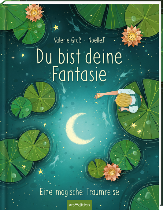 Das Buchcover zeigt eine träumerische, nächtliche Szene mit einer sanften grünen Teichlandschaft, in der Wasserlilien schwimmen. In der Mitte leuchtet ein heller Halbmond, umgeben von funkelnden Sternen. Eine blonde Figur mit blauer Bluse sitzt an der Teichkante und streckt eine Hand in die sanften Wellen. Der Titel „Du bist deine Fantasie“ ist in geschwungener, weißer Schrift platziert, darunter der Untertitel „Eine magische Traumreise“. Oben rechts ist der Name der Autorinnen,...