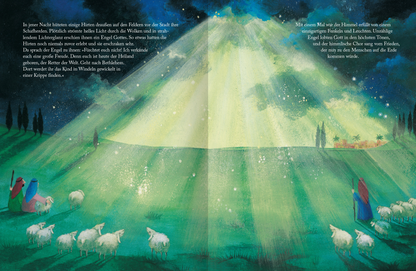 Gezeigt wird eine Innen- oder Zusatzansicht von „Das Wunder der Heiligen Nacht“. Die Szene zeigt eine nächtliche Landschaft unter einem leuchtenden Himmel, in dem strahlende Lichtstrahlen auf eine sanfte Hügelkette fallen. Farben wie tiefes Blau, sanftes Grün und pastelliges Weiß dominieren das Bild. Auf der linken Seite stehen Hirten in traditioneller Kleidung, während rechts ein Engel erscheint. Die Typografie ist verspielt und gut lesbar, in sanften Farben gehalten und fügt sich...