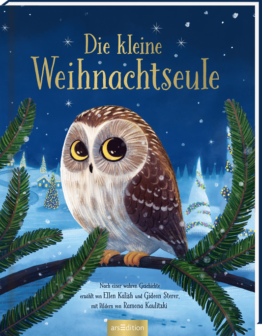 Das Buchcover zeigt eine große, freundlich blickende Eule auf einem schneebedeckten Hintergrund mit leuchtend blauen Farbtönen. Über der Eule prangt der Titel „Die kleine Weihnachtsseule“ in goldenen, verschnörkelten Buchstaben. Umrahmt wird die Eule von grünen Tannenzweigen, die die weihnachtliche Atmosphäre unterstreichen. In der unteren Ecke befindet sich der Hinweis „Nach einer wahren Geschichte, erzählt von Ellen Kalish und Gideon Sterer, mit Bildern von Ramona Kaulitzki“....