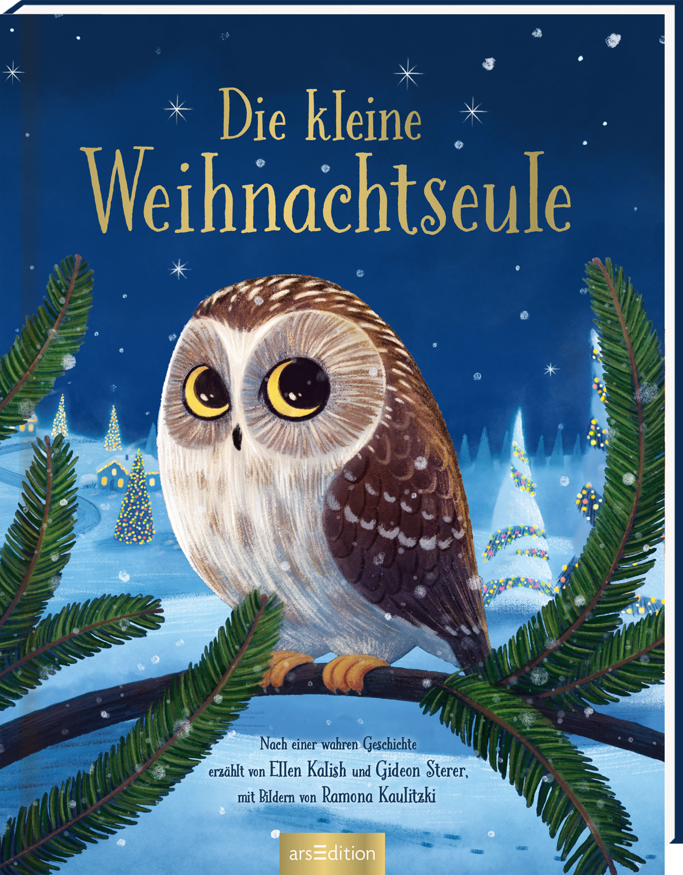 Das Buchcover zeigt eine große, freundlich blickende Eule auf einem schneebedeckten Hintergrund mit leuchtend blauen Farbtönen. Über der Eule prangt der Titel „Die kleine Weihnachtsseule“ in goldenen, verschnörkelten Buchstaben. Umrahmt wird die Eule von grünen Tannenzweigen, die die weihnachtliche Atmosphäre unterstreichen. In der unteren Ecke befindet sich der Hinweis „Nach einer wahren Geschichte, erzählt von Ellen Kalish und Gideon Sterer, mit Bildern von Ramona Kaulitzki“....