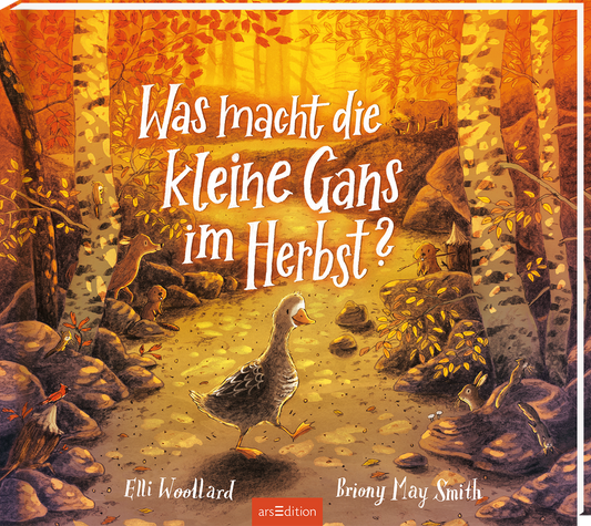 Das Buchcover zeigt eine herbstliche Waldlandschaft in warmen Orangen- und Gelbtönen. Im Vordergrund steht eine kleine Gans auf einem schmalen Pfad, umgeben von bunten Laubblättern und kleinen Tieren. Der Titel „Was macht die kleine Gans im Herbst?“ ist in verspielter, weißer Schrift oberhalb der Gans platziert. Unten links sind die Autorennamen Elli Woollard und Briony May Smith abgebildet. Ganz unten mittig steht der Logoschriftzug von arsEdition.