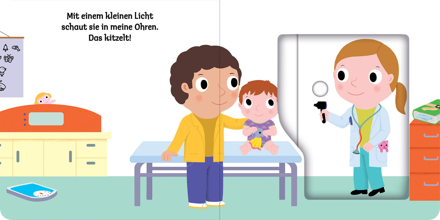 Gezeigt wird eine Innenansicht von „Mein erstes Buch vom Kinderarzt“. Die Illustration zeigt einen farbenfrohen Untersuchungsraum mit hellen Farben wie Blau, Orange und Grün. Ein Arzt in weißem Kittel untersucht ein lächelndes Baby auf einem Untersuchungstisch, während ein Erwachsener, ebenfalls freundlich, das Kind hält. An der Wand hängen medizinische Bilder, und auf dem Tisch stehen verschiedene Instrumente. Die Schrift ist klar und kindgerecht, um die Botschaft einfach und...