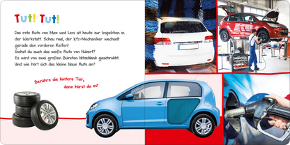 Gezeigt wird eine Innen- oder Zusatzansicht von „Hör mal rein, wer kann das sein? – Meine Fahrzeuge“. Die Seite ist farbenfroh gestaltet, mit einem dominierenden blauen Auto, das zur Interaktion einlädt. Text in ausdrucksstarker Schrift hebt die Handlung hervor, während rote und weiße Elemente Akzente setzen. Im Hintergrund sind Bilder eines Werkstattbesuchs und Mechaniker bei der Arbeit sichtbar. Typografie ist klar und gut lesbar, unterstützt durch lebendige Illustrationen von...