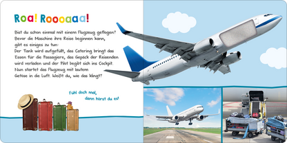 Gezeigt wird eine Innen- oder Zusatzansicht von „Hör mal rein, wer kann das sein? – Meine Fahrzeuge“. Die Seite illustriert verschiedene Verkehrsmittel, insbesondere ein Flugzeug, das am Himmel fliegt. Die Farben sind lebhaft, mit einem blauen Himmel, weißen Wolken und einem detailreichen Flugzeug in Weiß und Blau. Links stehen bunte Koffer mit einem Hut, während rechts eine Flughafen-Szene mit einem weiteren Flugzeug und Gepäckabladen zeigt. Die Schrift ist klar und kinderfreundlich...