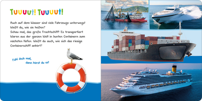 Gezeigt wird eine Innen- oder Zusatzansicht von „Hör mal rein, wer kann das sein? – Meine Fahrzeuge“. Die Seite enthält eine bunte Illustration von verschiedenen Wasserfahrzeugen. In der linken oberen Ecke steht „Tuuuu! Tuuuuu!“ in großen, blauen Buchstaben. Ein roter Rettungsring mit weißen Akzenten ist im Mittelpunkt platziert. Vier Bilder zeigen ein Fischerboot, ein Schnellboot, ein Containerschiff und ein Kreuzfahrtschiff, alle vor einem maritimen Hintergrund mit Wasser und...