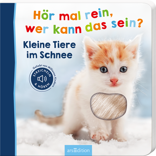 Das Buchcover zeigt ein niedliches, flauschiges Kätzchen mit weißem und orangefarbenem Fell, das neugierig in die Kamera blickt. Der Hintergrund ist hell und winterlich mit Schneeelementen. Oben steht in bunten Buchstaben der Titel „Hör mal rein, wer kann das sein?“ und darunter der Untertitel „Kleine Tiere im Schnee“. Links befindet sich ein runder Button mit dem Text „STREICHELN & HÖREN“. Ganz unten mittig steht der Logoschriftzug von arsEdition.