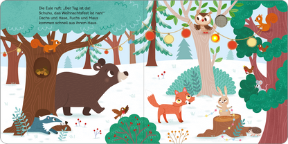 Gezeigt wird eine Innen- oder Zusatzansicht von „Mein blinkendes Soundbuch – Weihnachten im Wald“. Die Illustration zeigt einen verschneiten Wald mit bunten Tieren. Ein schwarzer Bär sitzt vor einem Baum, während ein roter Fuchs, ein Hase und ein Igel auf einem Baumstumpf stehen. Die Bäume sind in verschiedenen Grüntönen gehalten und mit farbenfrohen Weihnachtskugeln verziert. Die lockere, verspielte Typografie vermittelt eine fröhliche Weihnachtsstimmung.