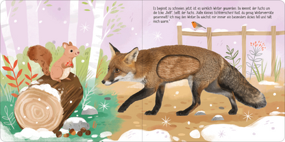 Gezeigt wird eine Innen- oder Zusatzansicht von „Hör mal, kleines Eichhörnchen!“. Die Illustration zeigt ein niedliches Eichhörnchen, das auf einem Baumstumpf sitzt, während ein Fuchs auf dem Boden vorbeischreitet. Die Farben sind sanft und pastellartig, mit einem hellen Hintergrund aus Bäumen. Die Schrift ist kindgerecht und leicht lesbar, mit freundlichen, verspielten Buchstaben, die die freundliche Atmosphäre der Geschichte unterstreichen.
