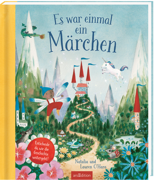 Das Buchcover zeigt eine fantasievolle Märchenlandschaft mit hohen, schneebedeckten Bergen und bunten Schlössern. Im Vordergrund fliegt ein kleiner, geflügelter Junge vor einem Einhorn und grünen Wäldern. Der Titel „Es war einmal ein Märchen“ steht in verspielter, blauer Schrift. Unterhalb des Titels befindet sich ein rotes Emblem mit dem Text „Entscheide du, wie die Geschichte weitergeht!“. Ganz unten mittig steht der Logoschriftzug von arsEdition.