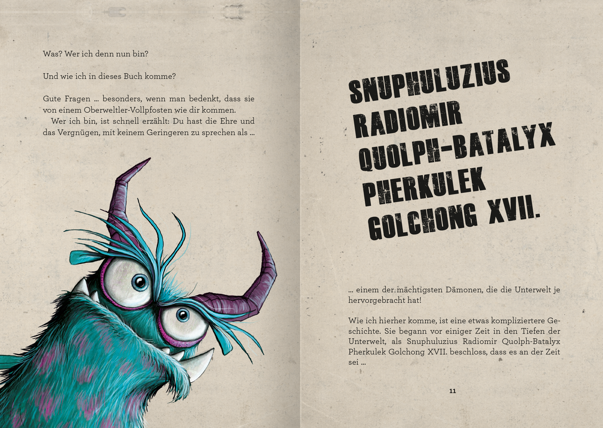 Gezeigt wird eine Innen- oder Zusatzansicht von „Das Buch mit dem Fluch – Hol mich raus, aber zack!“. Auf der linken Seite ist ein farbenfrohes Monster mit großen Augen und lila Hörnern dargestellt. Es hat einen leuchtend türkisfarbenen Körper. Auf der rechten Seite befindet sich der Titel in fetter, schwarzer Schrift, die einen dynamischen Charakter ausstrahlt. Der Hintergrund ist in einem beige-braunen Farbton gehalten, der einen handschriftlichen, leicht vintage Eindruck vermittelt.