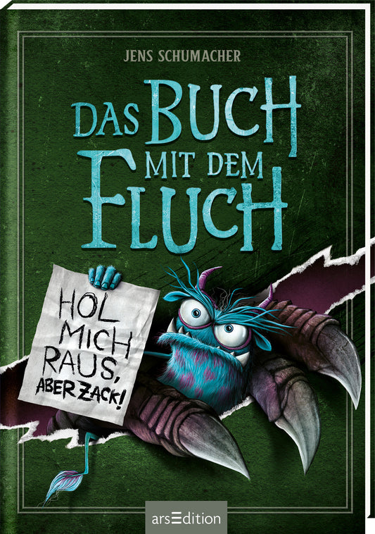 Auf dem Buchcover von „Das Buch mit dem Fluch“ von Jens Schumacher dominieren kräftige Grün- und Lilatöne. In der Mitte steht der Titel „Das Buch mit dem Fluch“ in großen, hellblauen Buchstaben. Unten links hält ein kleiner Dämon mit lila Hörnern und großen Zähnen ein Schild mit der Aufschrift „Hol mich raus, aber zack!“. Ganz unten mittig steht der Logoschriftzug von arsEdition.