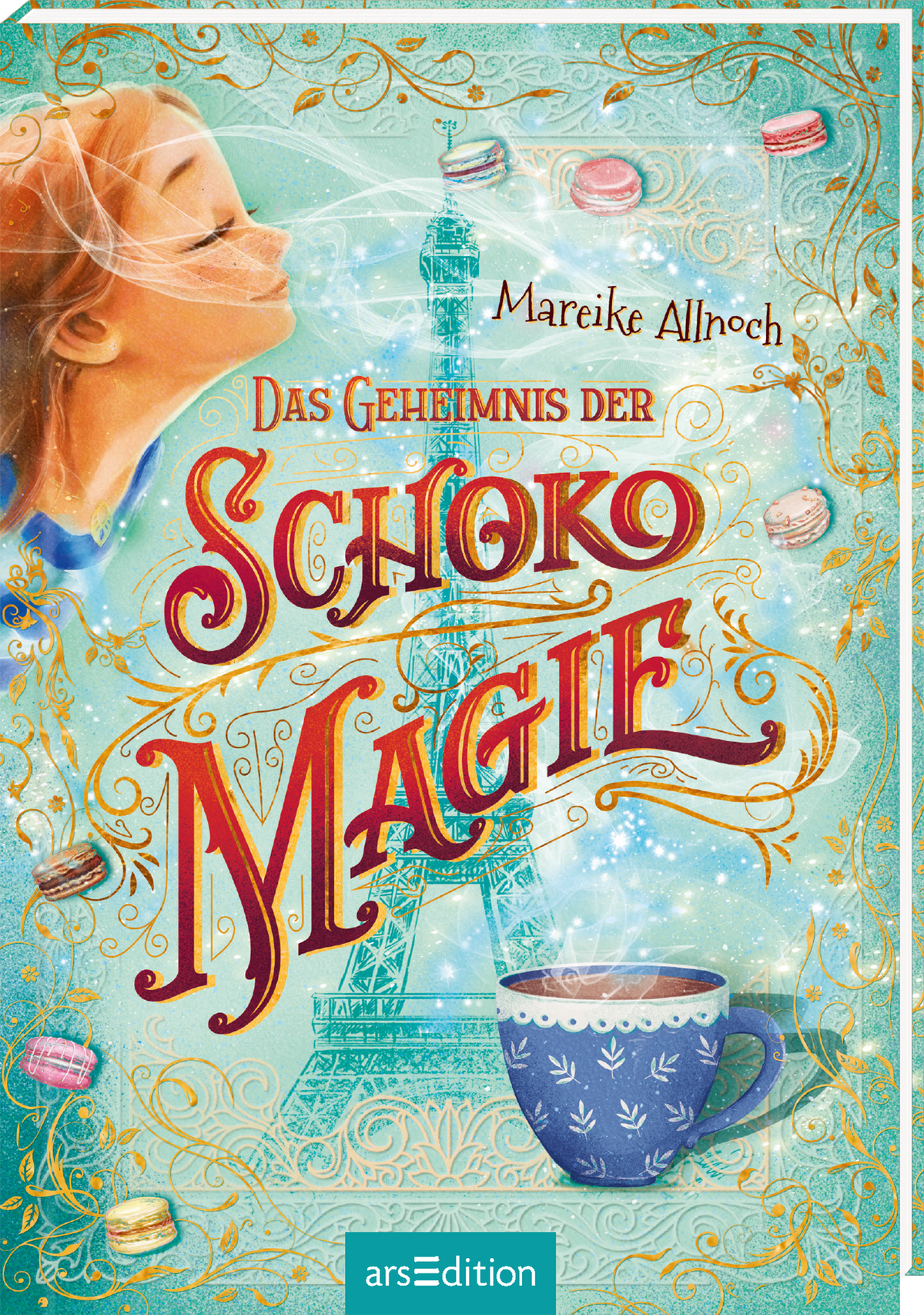 Das Cover zeigt ein Mädchen mit Locken am linken Rand, das einen Duft wahrnimmt. Im Hintergrund ist der Eiffelturm in sanften Farben dargestellt, umrahmt von filigranen, goldenen Ornamenten. Der Titel „Das Geheimnis der Schokomagie“ ist in großen, abgerundeten, roten Buchstaben gestaltet. Über dem Titel schweben bunte Macarons, während eine Tasse in Blau mit warmer Schokolade im Vordergrund steht. Oben rechts ist der Name der Autorin, Mareike Allnoch, platziert. Ganz unten mittig steht...