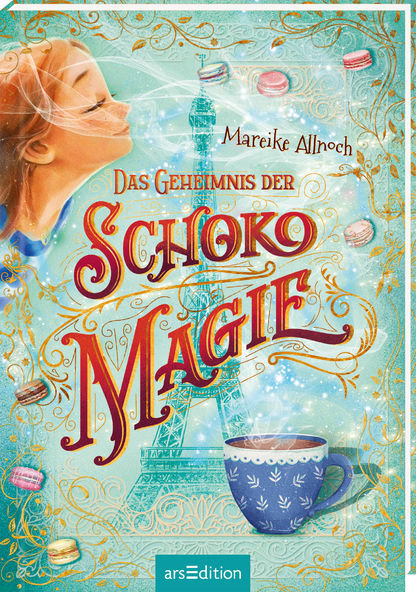 Das Cover zeigt ein Mädchen mit Locken am linken Rand, das einen Duft wahrnimmt. Im Hintergrund ist der Eiffelturm in sanften Farben dargestellt, umrahmt von filigranen, goldenen Ornamenten. Der Titel „Das Geheimnis der Schokomagie“ ist in großen, abgerundeten, roten Buchstaben gestaltet. Über dem Titel schweben bunte Macarons, während eine Tasse in Blau mit warmer Schokolade im Vordergrund steht. Oben rechts ist der Name der Autorin, Mareike Allnoch, platziert. Ganz unten mittig steht...