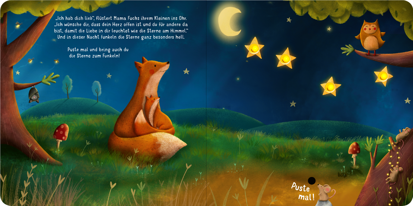 Gezeigt wird eine Innen- oder Zusatzansicht von „Mein liebstes Pustebuch – Ich hab dich lieb!“. Die Illustration zeigt eine nächtliche Landschaft, die in sanften Blautönen gehalten ist. Ein brauner Fuchs sitzt auf einer Wiese unter einem leuchtenden Mond, umgeben von funkelnden Sternen. Rechts ist eine Eule auf einem Ast zu sehen. Der Text ist in einer kindgerechten, verspielten Schriftart dargestellt, die das herzliche Thema des Buches unterstreicht.