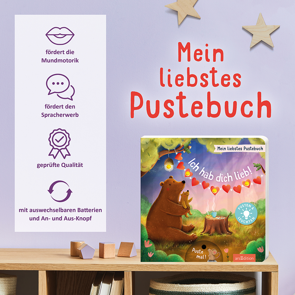 Gezeigt wird eine Innen- oder Zusatzansicht von „Mein liebstes Pustebuch – Ich hab dich lieb!“. Der Coverhintergrund ist sanft grün und zeigt einen Bären, der unter bunten, hängenden Herzchen sitzt. Die Titelgestaltung in verspielter roter Schrift hebt sich deutlich ab. Links sind Symbole auf hellem Hintergrund angeordnet, die die Funktionen des Buches verdeutlichen, darunter das Fördern der Mundmotorik und Sprache. Die gesamte Gestaltungsweise ist kinderfreundlich und einladend.