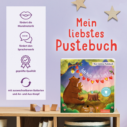 Gezeigt wird eine Innen- oder Zusatzansicht von „Mein liebstes Pustebuch – Ich hab dich lieb!“. Der Coverhintergrund ist sanft grün und zeigt einen Bären, der unter bunten, hängenden Herzchen sitzt. Die Titelgestaltung in verspielter roter Schrift hebt sich deutlich ab. Links sind Symbole auf hellem Hintergrund angeordnet, die die Funktionen des Buches verdeutlichen, darunter das Fördern der Mundmotorik und Sprache. Die gesamte Gestaltungsweise ist kinderfreundlich und einladend.