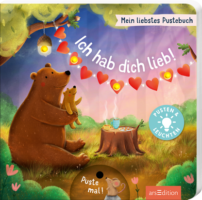Das Cover zeigt einen liebevollen Bären, der ein kleineres Tier umarmt. Im Hintergrund sind sanfte, pastellfarbene Töne sowie Bäume und eine weiche, leuchtende Abendhimmel-Szenerie. Über den Figuren schwebt in verspielter Schrift der Text „Ich hab dich lieb!“ sowie bunte Herz- und Lichter-Icons. Rechts unten befindet sich ein blauer Button mit dem Text „Pusten &amp; Leuchten“. Ganz unten mittig steht der Logoschriftzug von arsEdition.