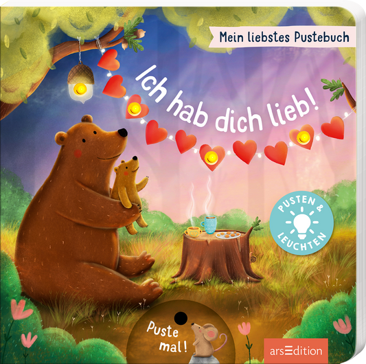 Das Cover zeigt einen liebevollen Bären, der ein kleineres Tier umarmt. Im Hintergrund sind sanfte, pastellfarbene Töne sowie Bäume und eine weiche, leuchtende Abendhimmel-Szenerie. Über den Figuren schwebt in verspielter Schrift der Text „Ich hab dich lieb!“ sowie bunte Herz- und Lichter-Icons. Rechts unten befindet sich ein blauer Button mit dem Text „Pusten &amp; Leuchten“. Ganz unten mittig steht der Logoschriftzug von arsEdition.