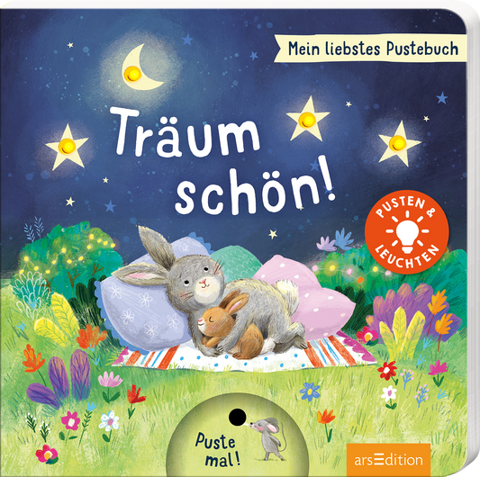 Das Cover zeigt eine nächtliche Szene mit einem sanften blauen Hintergrund, auf dem Sterne und zwei halbmondförmige Elemente leuchten. In der Mitte liegen zwei kuschelnde Hasen auf bunten Kissen und einer gepunkteten Decke inmitten einer blühenden Wiese. Der Titel „Träum schön!“ ist in verspielter, weißer Schrift platziert. Oben links befindet sich der Hinweis „Mein liebstes Pustebuch“ und ein roter Button mit „PUSTEN & LEUCHTEN“. Ganz unten mittig steht der Logoschriftzug...