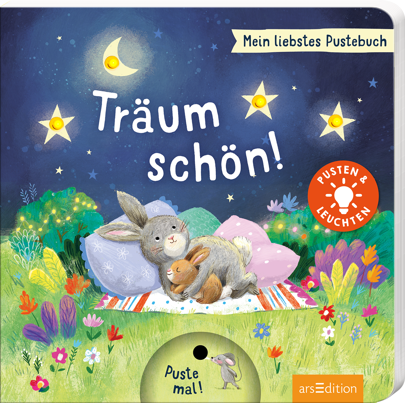 Das Cover zeigt eine nächtliche Szene mit einem sanften blauen Hintergrund, auf dem Sterne und zwei halbmondförmige Elemente leuchten. In der Mitte liegen zwei kuschelnde Hasen auf bunten Kissen und einer gepunkteten Decke inmitten einer blühenden Wiese. Der Titel „Träum schön!“ ist in verspielter, weißer Schrift platziert. Oben links befindet sich der Hinweis „Mein liebstes Pustebuch“ und ein roter Button mit „PUSTEN &amp; LEUCHTEN“. Ganz unten mittig steht der Logoschriftzug...