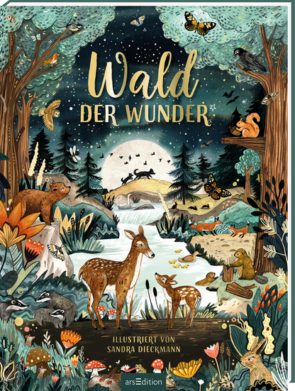 Das Cover zeigt eine lebhafte Waldlandschaft in dunklen Grüntönen mit bunten Tierillustrationen. Im Vordergrund sind zwei Rehe zu sehen, umgeben von Blumen und einer sanft fließenden Quelle. Oben prangt der Titel „Wald DER WUNDER“ in verschnörkelter, goldener Schrift. Die Atmosphäre ist märchenhaft und einladend. Am oberen Bildrand ist ein „SPIEGEL Bestseller“-Button abgebildet. Ganz unten mittig steht der Logoschriftzug von arsEdition.