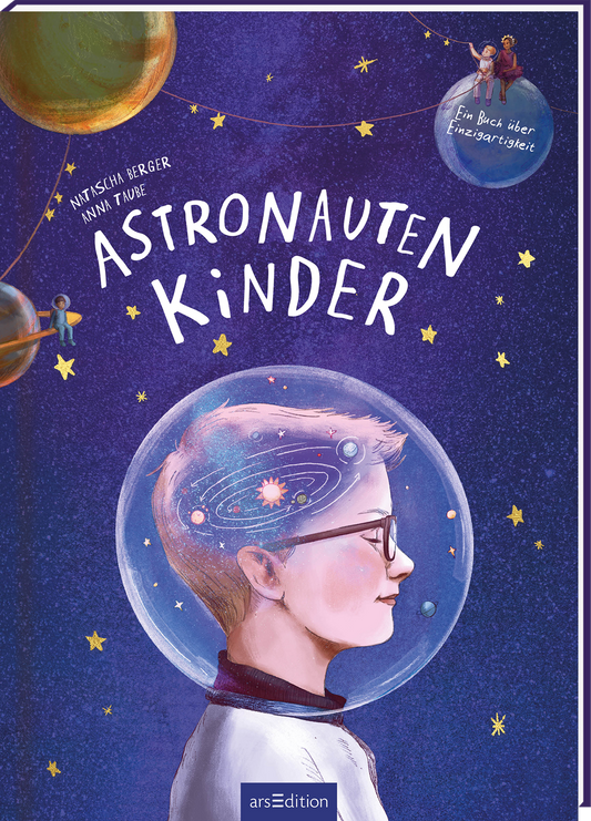 Das Buchcover zeigt einen Jungen mit einem durchsichtigen Raumhelm, der nachdenklich zur Seite blickt. Im Hintergrund sind leuchtende Sterne und Planeten in verschiedenen Farben, wie Blau, Orange und Grün, angeordnet, wodurch eine vertraute, träumerische Atmosphäre entsteht. Der Titel „ASTRONAUTEN KINDER“ ist in großer, verspielter Schrift in Weiß gehalten. Oben rechts ist ein kleiner Button mit dem Text „Ein Buch über Einzigartigkeit“ zu sehen. Ganz unten mittig steht der...