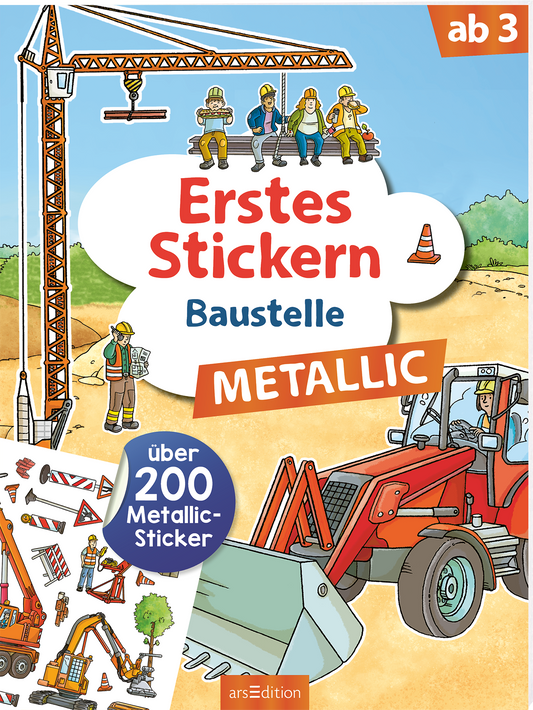 Das Buchcover zeigt eine lebendige Baustelle, dominiert von einem hellblauen Hintergrund. Im Vordergrund sind ein Bagger und eine Baustellenfigur abgebildet. Der Titel „Erstes Stickern Baustelle“ ist in verspielter Schrift in Rot und Blau gestaltet, während der Begriff „METALLIC“ auf einem orangenen Hintergrund hervorsticht. Unten rechts befindet sich ein runder Sticker mit dem Text „über 200 Metallic-Sticker“. Ganz unten mittig steht der Logoschriftzug von arsEdition.