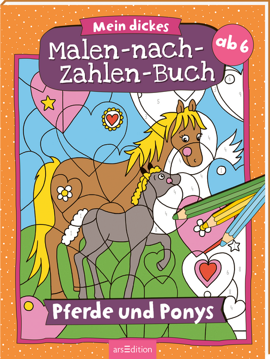 Das Buchcover zeigt ein farbenfrohes und verspieltes Design für ein Malen-nach-Zahlen-Buch mit dem Titel „Pferde und Ponys“. Zwei fröhliche, cartoonartige Pferde, eines in Gelb und eines in Grau, stehen im Vordergrund. Der Hintergrund ist mit Herzen, Sternen und bunten Farbpaletten verziert. Oben ist der Titel in einer verspielten Schrift auf einem blauen Banner platziert, mit dem Hinweis „ab 6“. Ein roter SPIEGEL-Bestseller-Button ist ebenfalls vorhanden. Ganz unten mittig steht der...