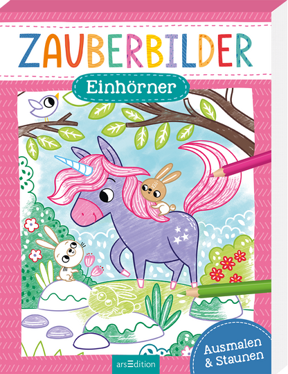 Man sieht die 3D-Ansicht des Malblocks. Das Buchcover zeigt ein fröhliches, cartoonhaftes Einhorn mit einer pinken Mähne in einer bunten Naturkulisse. Neben dem Einhorn sind ein lächelnder Hase und ein Vogel abgebildet. Der Hintergrund ist in sanften Blau- und Grüntönen gehalten, während der Titel „ZAUBERBILDER“ in bunten, verspielten Buchstaben hervorsticht. Darunter steht in einer hellblauen Schrift „Einhörner“. Ganz unten mittig steht der Logoschriftzug von arsEdition.